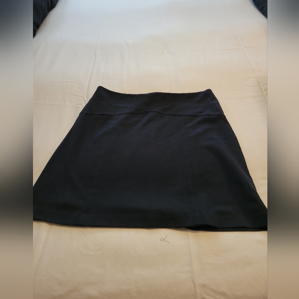 Elle Women's dress skirt. Black, 18 inch length, Size 10